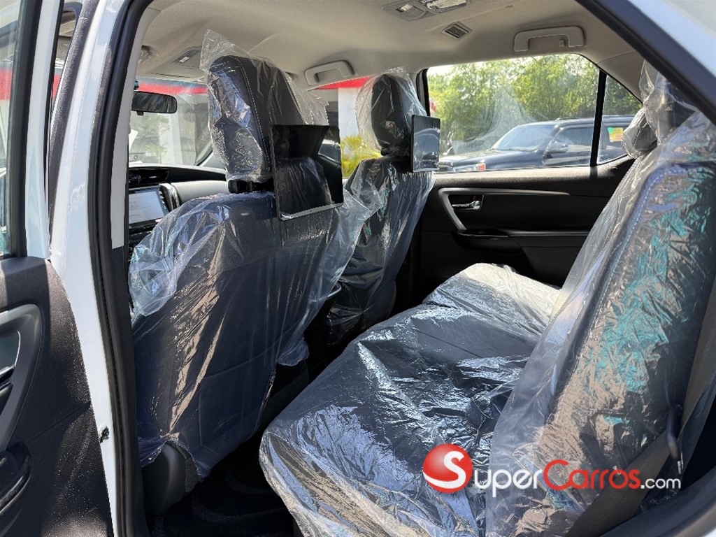 2024 Toyota Fortuner SRV — foto 8 / 9