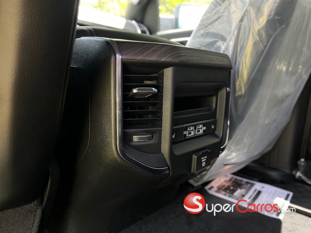 2026 Ram 1500 Laramie Crew Cab — foto 6 / 12