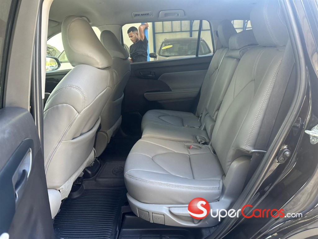 2022 Toyota Highlander LE — foto 5 / 9