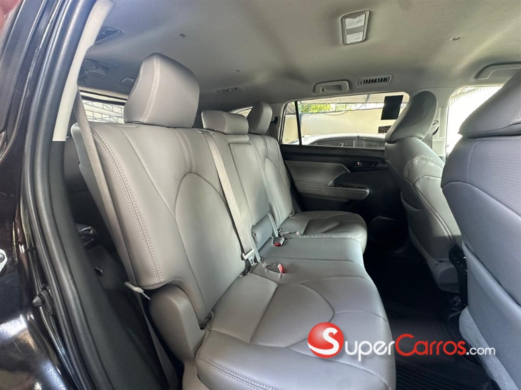 2022 Toyota Highlander LE — foto 8 / 9