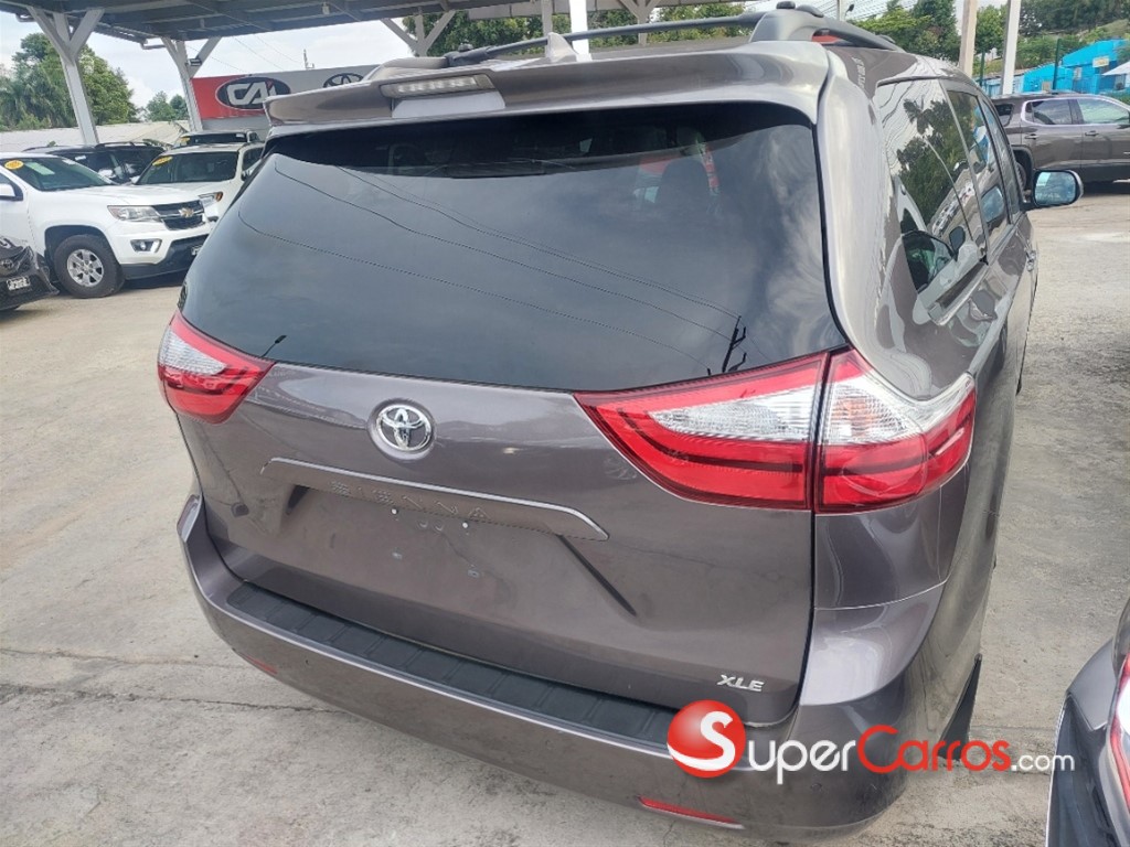 2019 Toyota Sienna XLE — foto 8 / 12