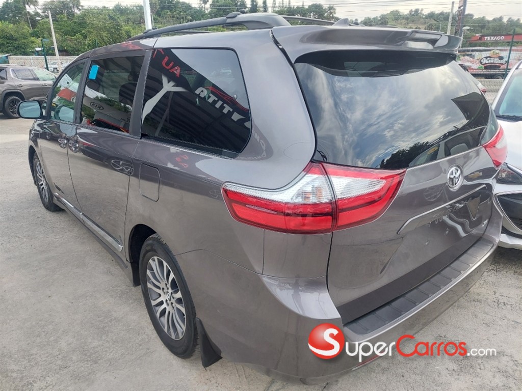 2019 Toyota Sienna XLE — foto 11 / 12