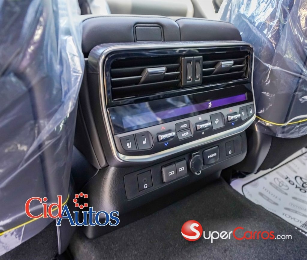 2025 Toyota Land Cruiser VXR — foto 7 / 12