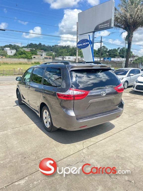 2020 Toyota Sienna LE — foto 8 / 10