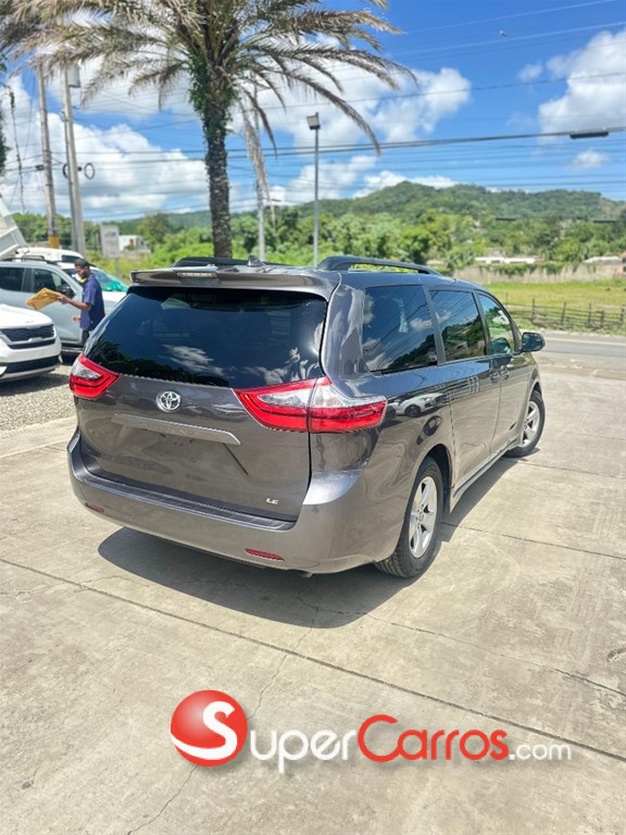2020 Toyota Sienna LE — foto 9 / 10