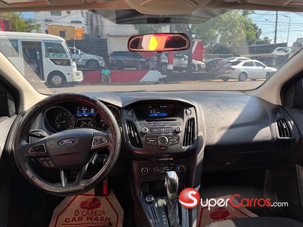 2016 Ford Focus SE — foto 8 / 9