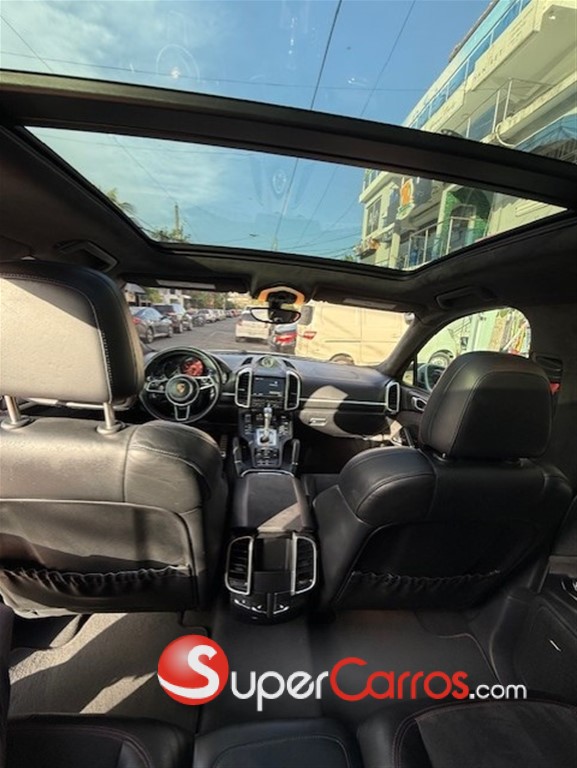 2016 Porsche Cayenne GTS — foto 8 / 12