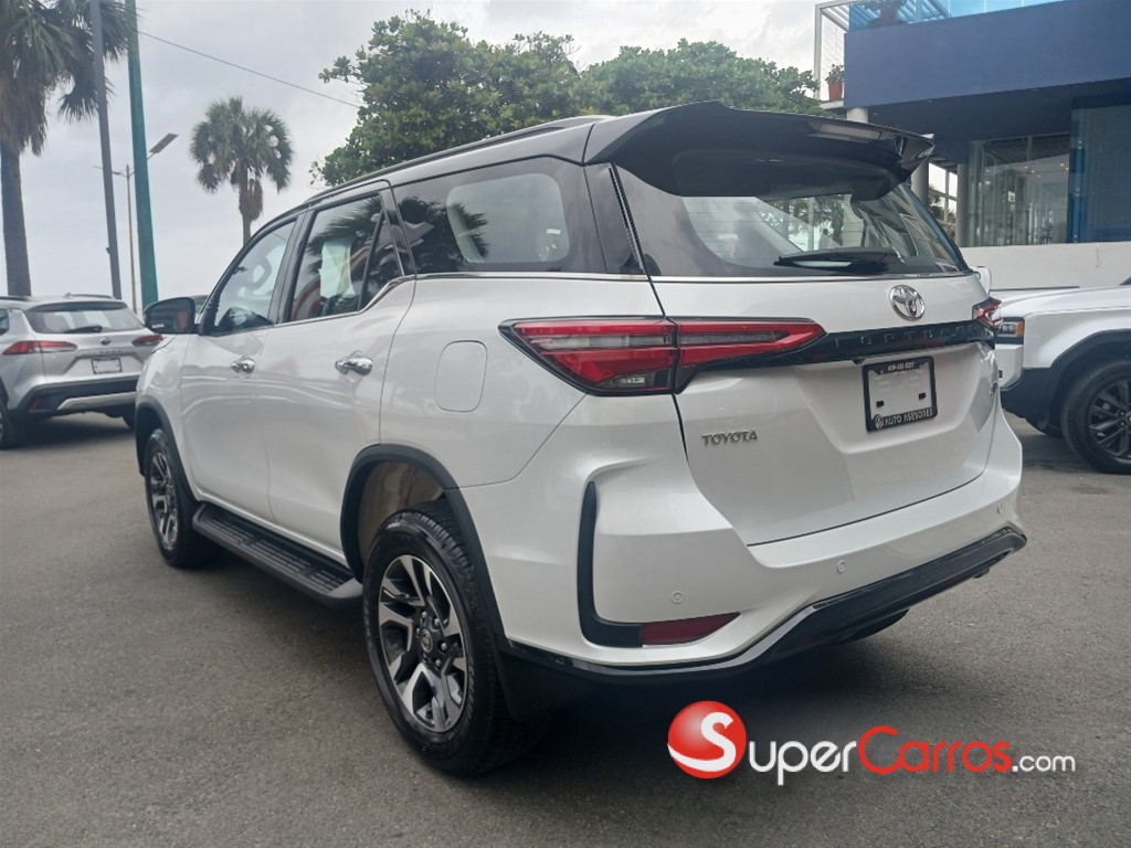 2025 Toyota Fortuner SRV TSS — foto 2 / 10