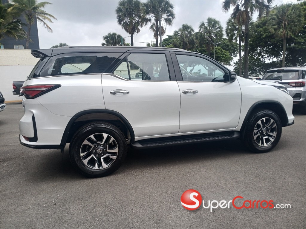 2025 Toyota Fortuner SRV TSS — foto 4 / 10