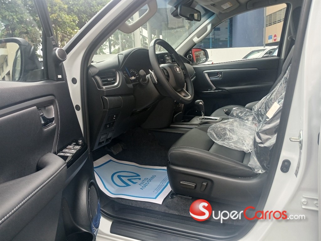 2025 Toyota Fortuner SRV TSS — foto 9 / 10