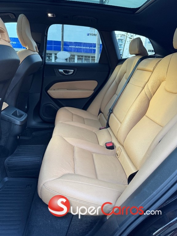 2020 Volvo XC60 B5 Momentum — foto 7 / 12