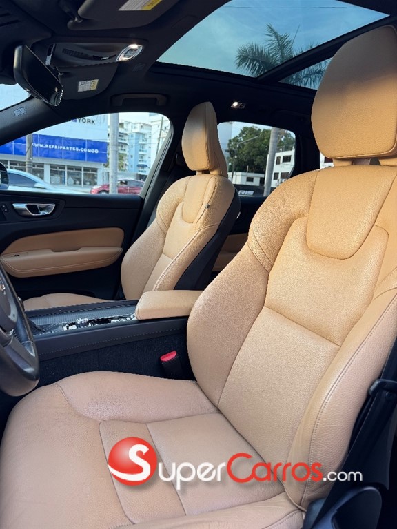 2020 Volvo XC60 B5 Momentum — foto 8 / 12