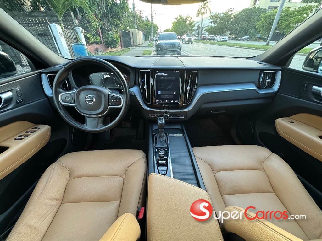 2020 Volvo XC60 B5 Momentum — foto 9 / 12