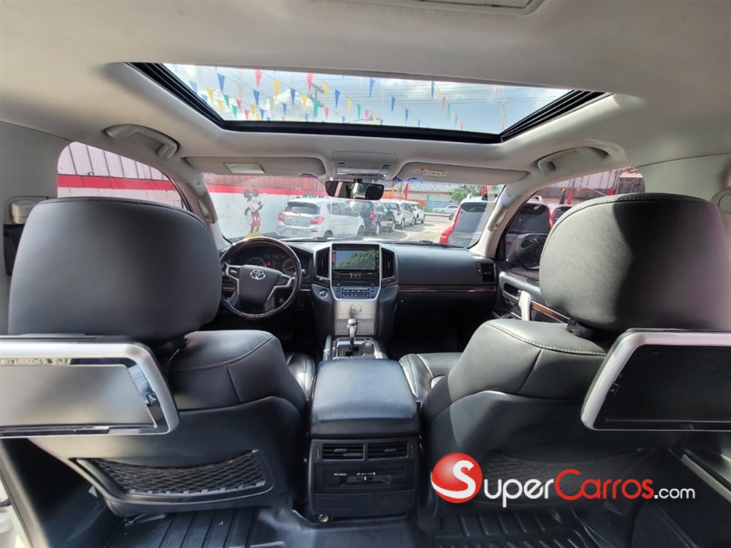 2017 Toyota Land Cruiser GXR — foto 8 / 12