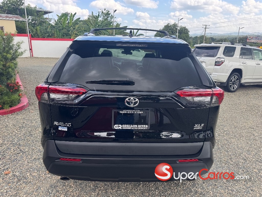 2021 Toyota RAV4 XLE PLUS — foto 5 / 10