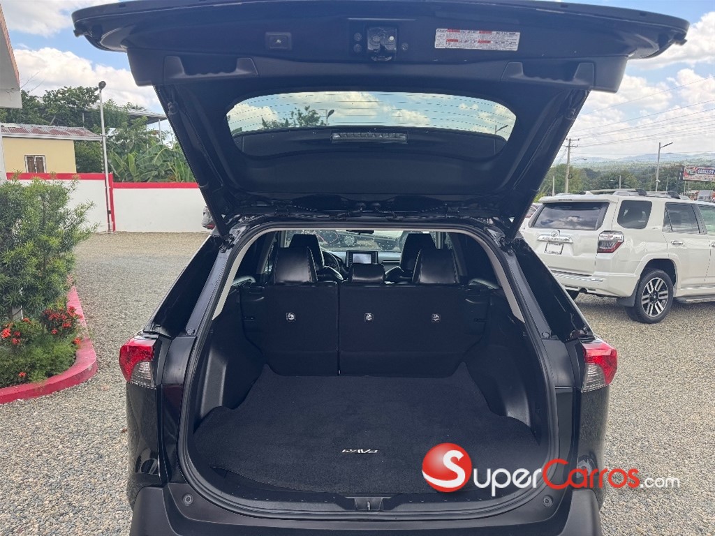 2021 Toyota RAV4 XLE PLUS — foto 9 / 10