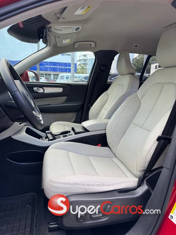2019 Volvo XC40 Momentum — foto 7 / 10