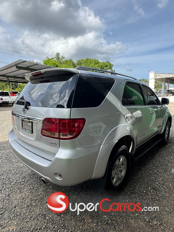 2007 Toyota Fortuner — foto 4 / 7