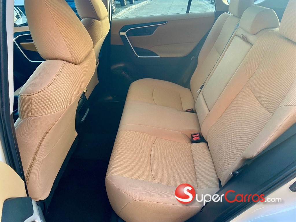 2020 Toyota RAV4 LE — foto 8 / 12