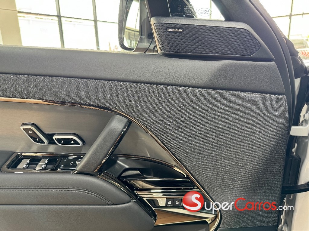 2025 Land Rover Range Rover SE — foto 9 / 12