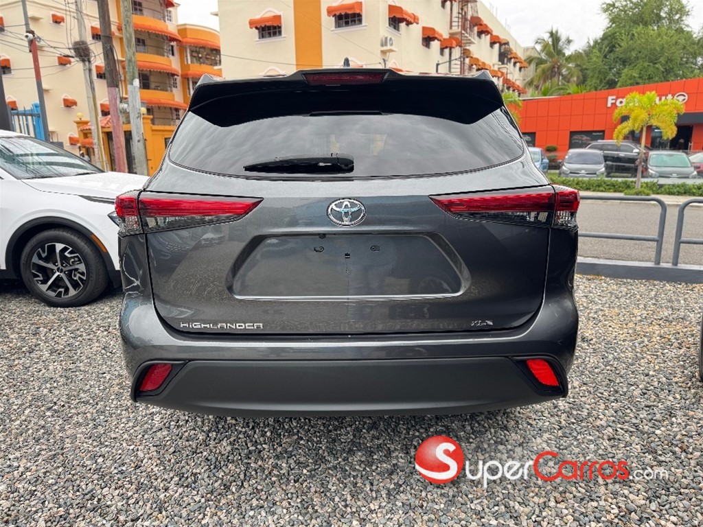 2021 Toyota Highlander LE — foto 6 / 12