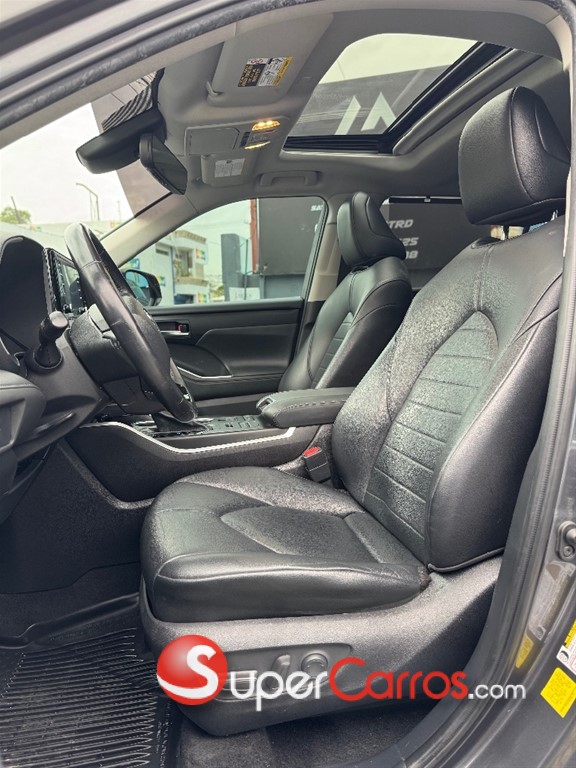 2021 Toyota Highlander LE — foto 7 / 12