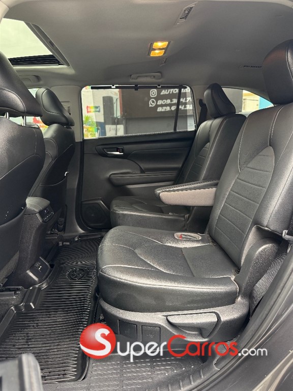 2021 Toyota Highlander LE — foto 8 / 12