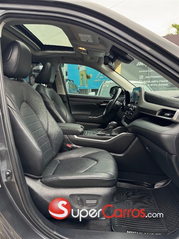 2021 Toyota Highlander LE — foto 11 / 12