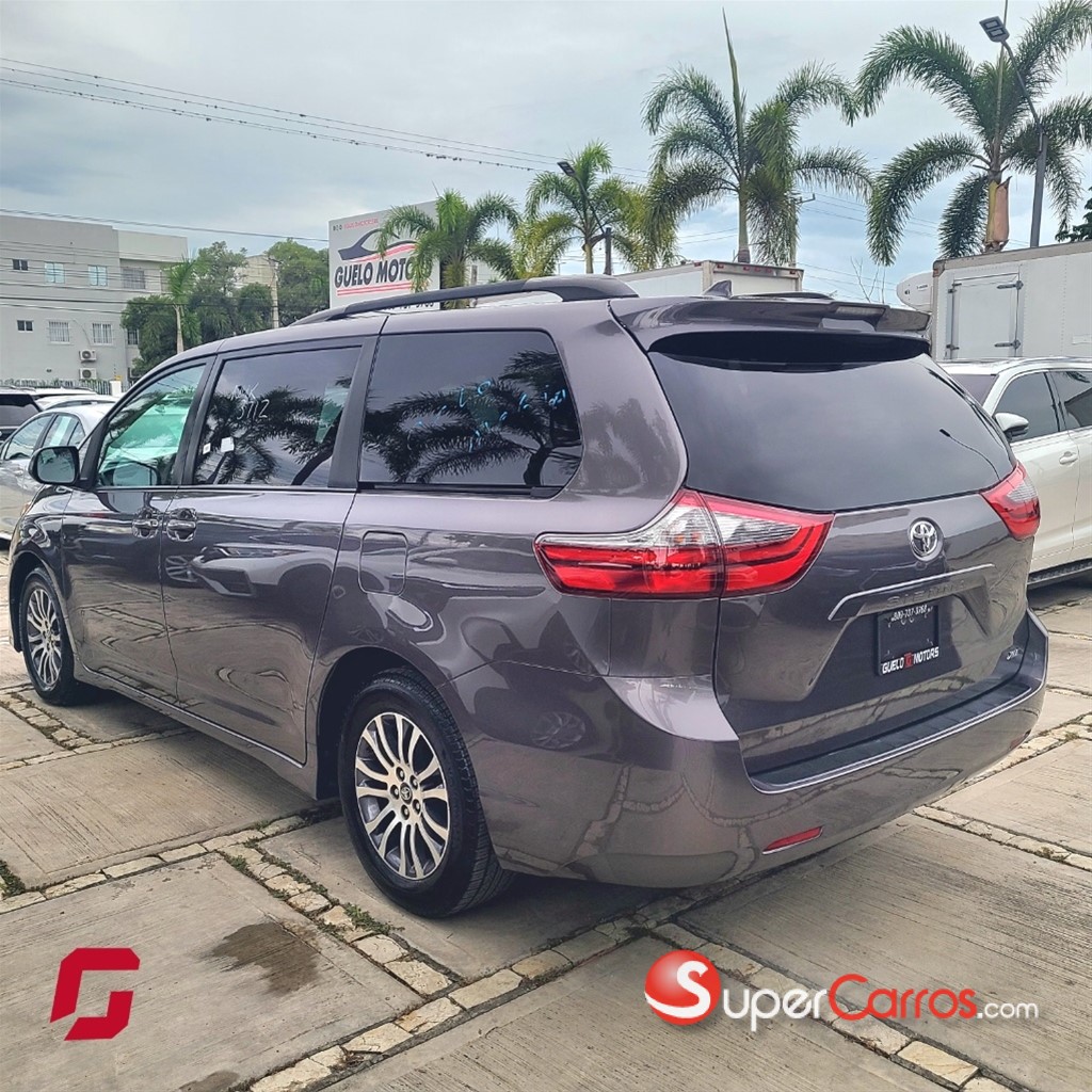2020 Toyota Sienna XLE — foto 6 / 10