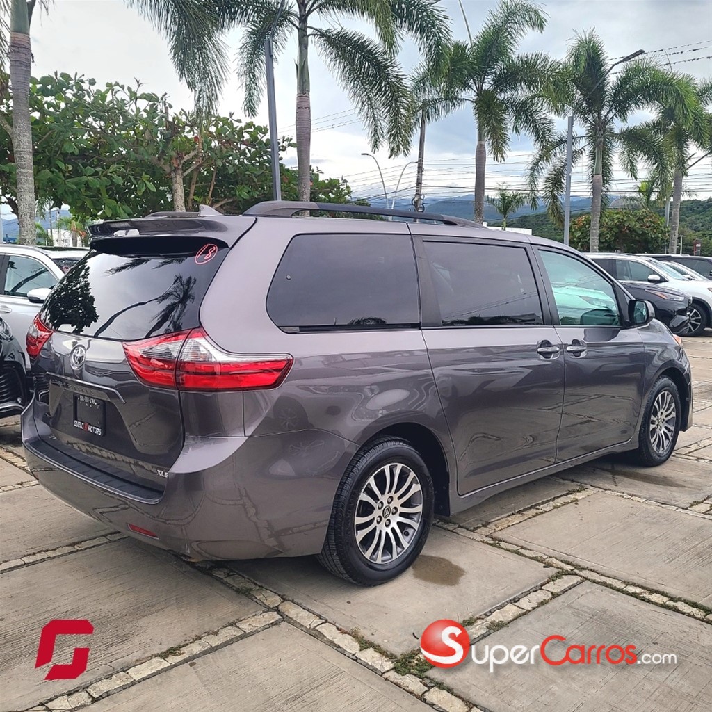2020 Toyota Sienna XLE — foto 8 / 10