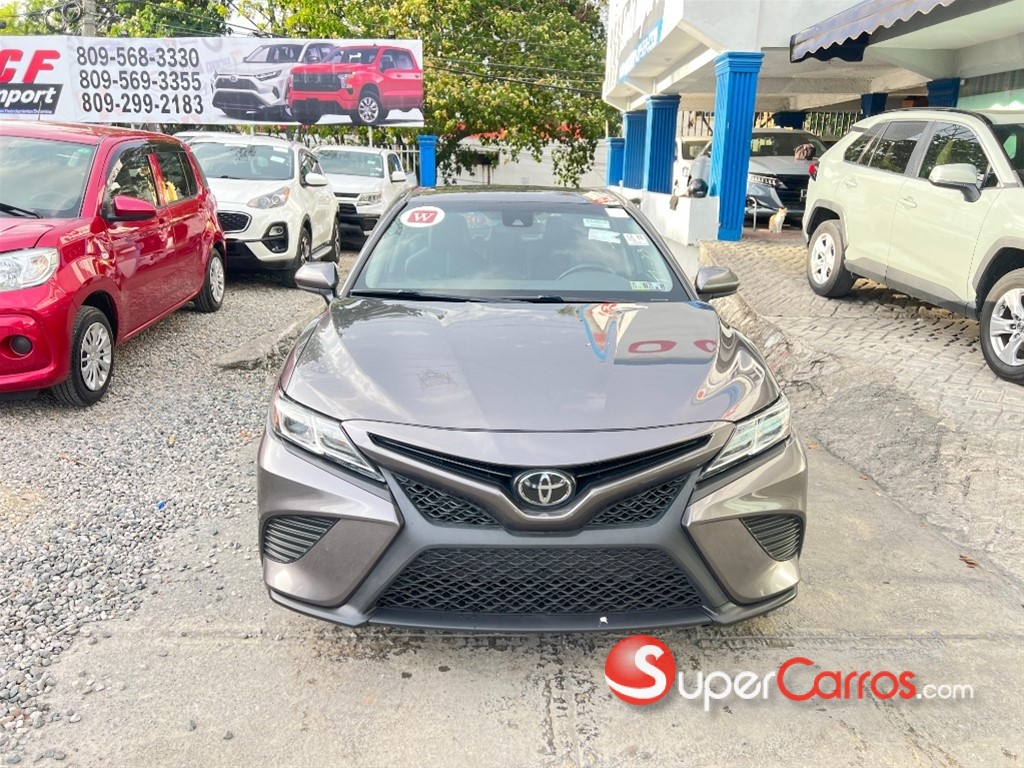 2020 Toyota Camry SE — foto 4 / 9