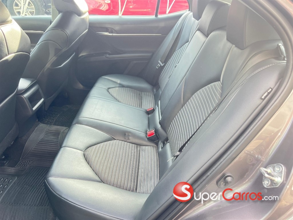 2020 Toyota Camry SE — foto 8 / 9