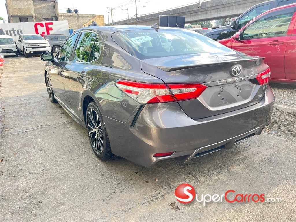 2020 Toyota Camry SE — foto 9 / 9
