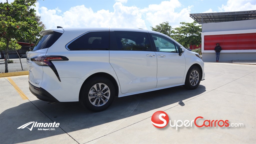 2023 Toyota Sienna XLE — foto 6 / 12