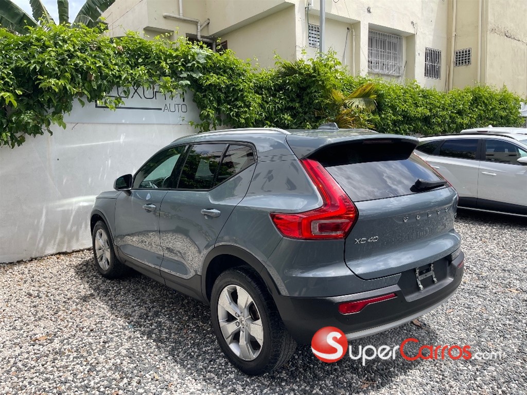 2021 Volvo XC40 Momentum — foto 2 / 8