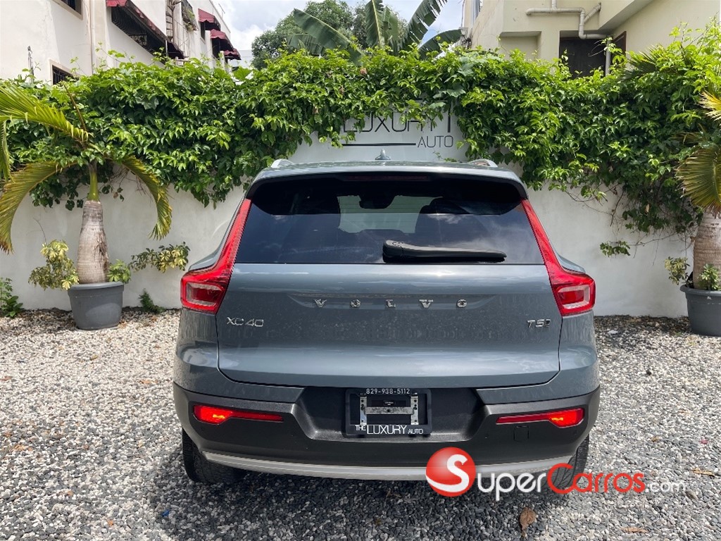 2021 Volvo XC40 Momentum — foto 3 / 8