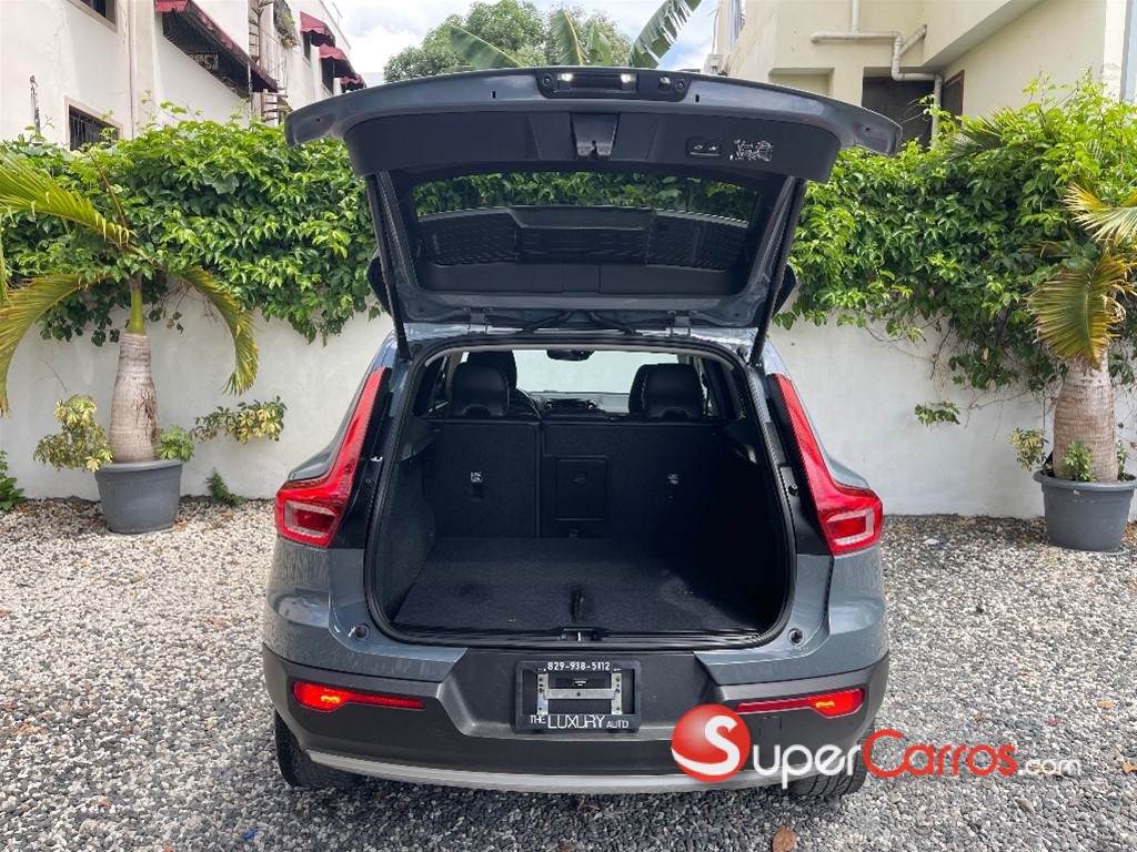 2021 Volvo XC40 Momentum — foto 4 / 8