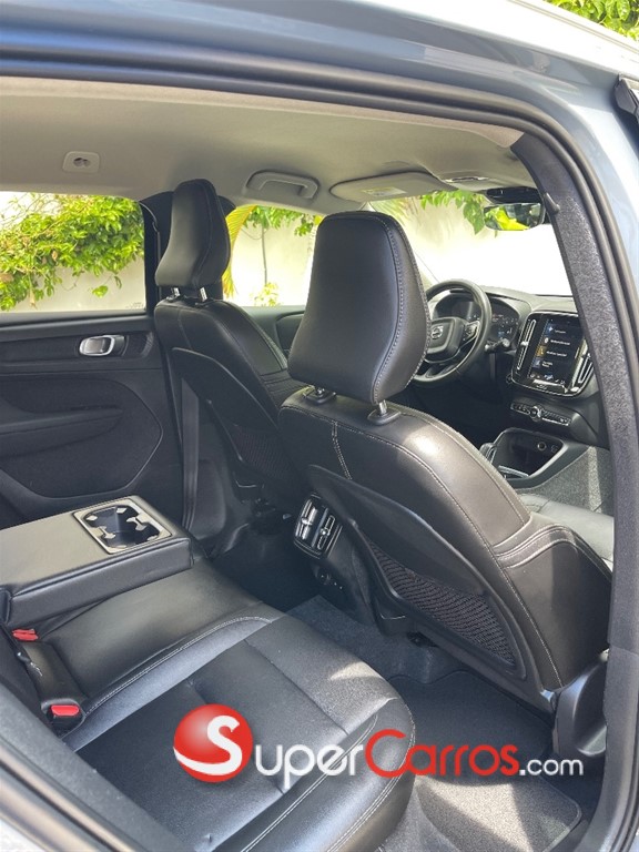 2021 Volvo XC40 Momentum — foto 5 / 8