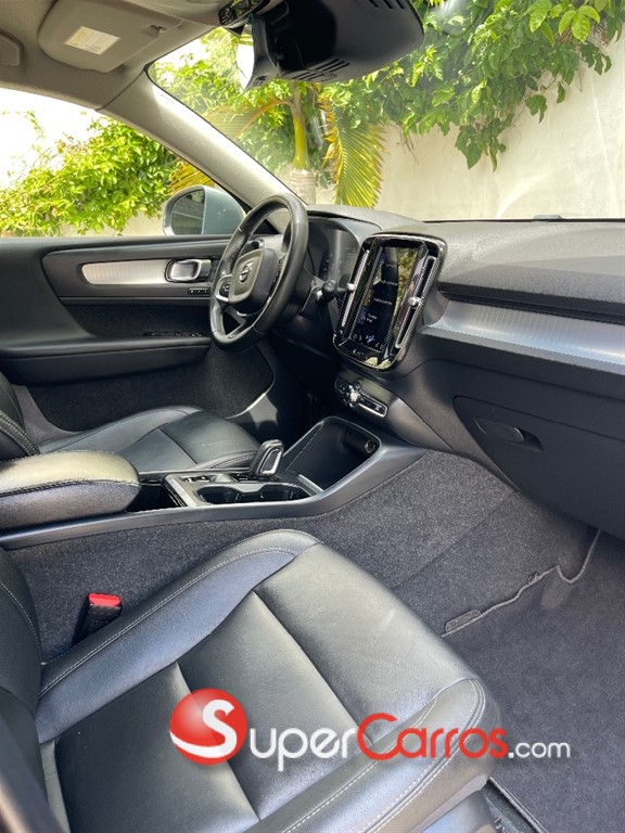2021 Volvo XC40 Momentum — foto 6 / 8