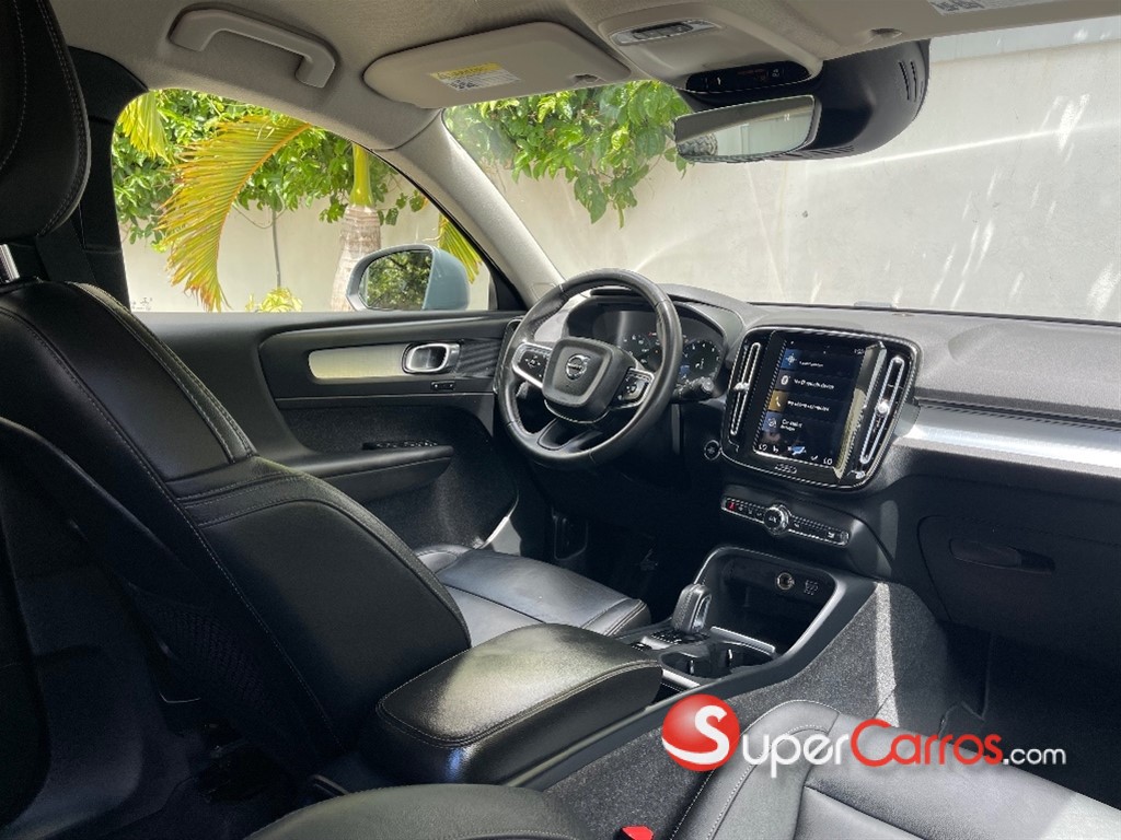 2021 Volvo XC40 Momentum — foto 7 / 8