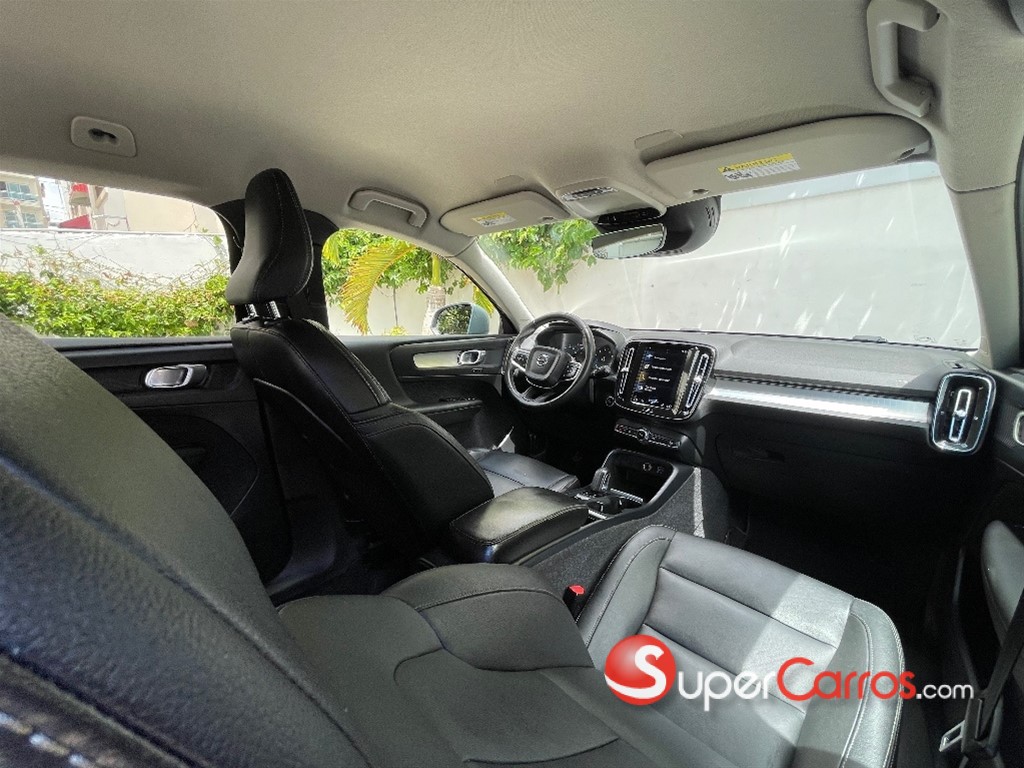 2021 Volvo XC40 Momentum — foto 8 / 8