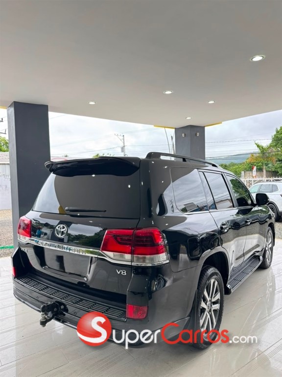 2017 Toyota Land Cruiser VX — foto 3 / 4