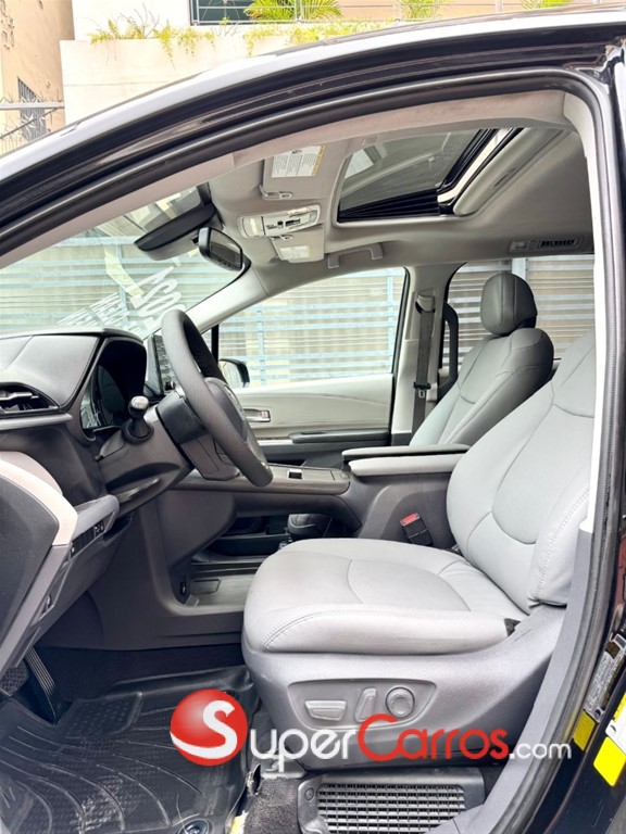 2021 Toyota Sienna XLE — foto 10 / 12