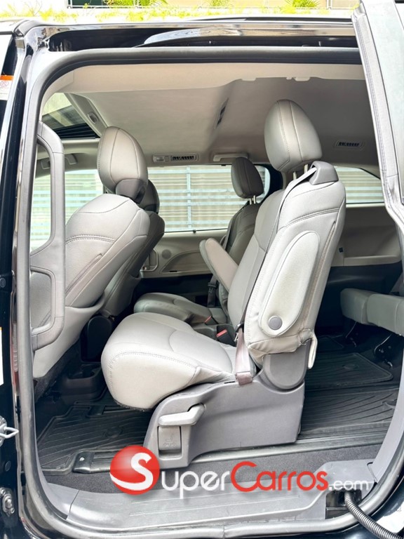 2021 Toyota Sienna XLE — foto 11 / 12