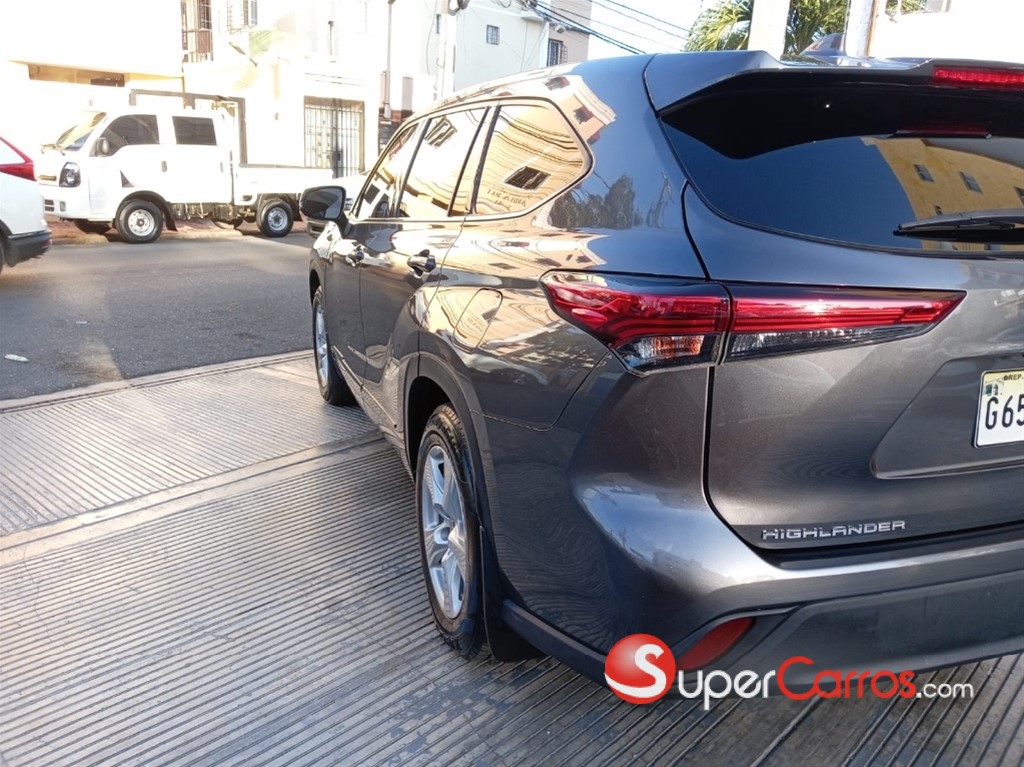 2020 Toyota Highlander LE — foto 2 / 8