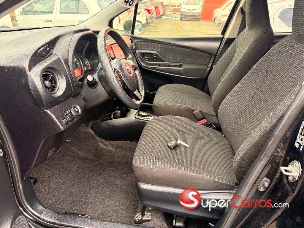 2020 Toyota VITZ — foto 10 / 12