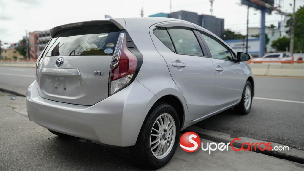 2017 Toyota Aqua Hibrido — foto 3 / 7