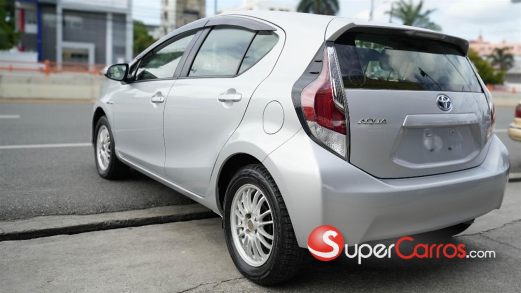 2017 Toyota Aqua Hibrido — foto 4 / 7