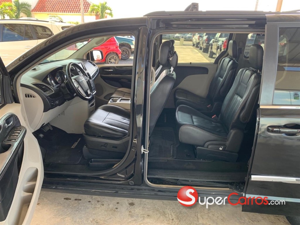 2016 Chrysler Town Country — foto 4 / 11