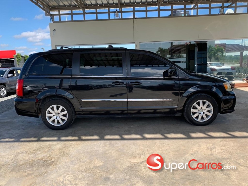 2016 Chrysler Town Country — foto 8 / 11